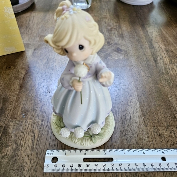 Precious Moments® 2001 "Nearer To The Heart Of God" Figurine #890731 - Picture 14 of 15